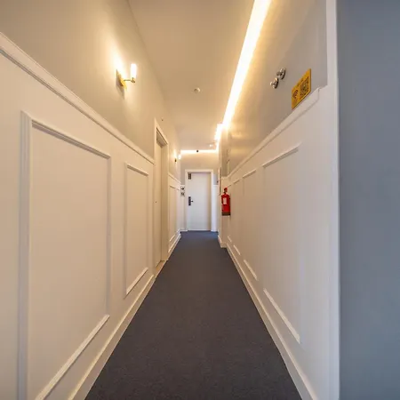 Hotel By 2*